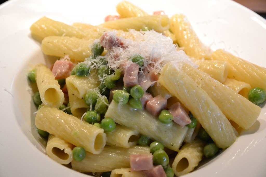 Pasta con jamón y guisantes