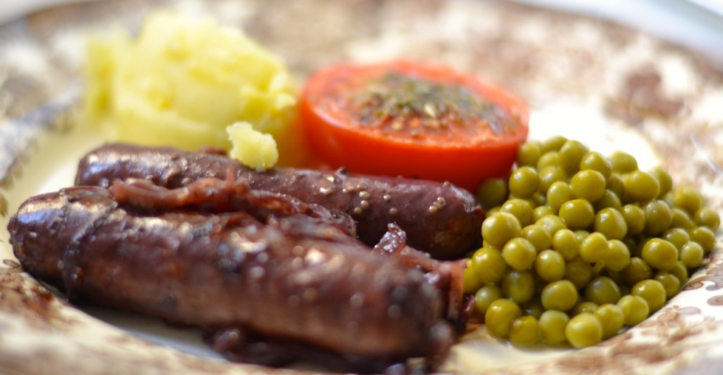 Salchichas de carnicería con puré de patata