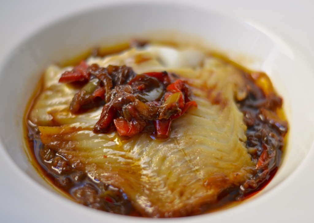 Bacalao fresco con pimientos confitados