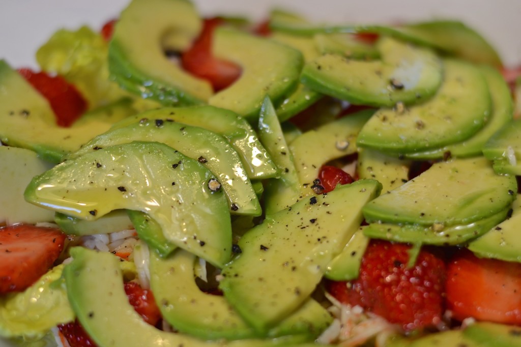 Ensalada de cangrejo, fresas y aguacate