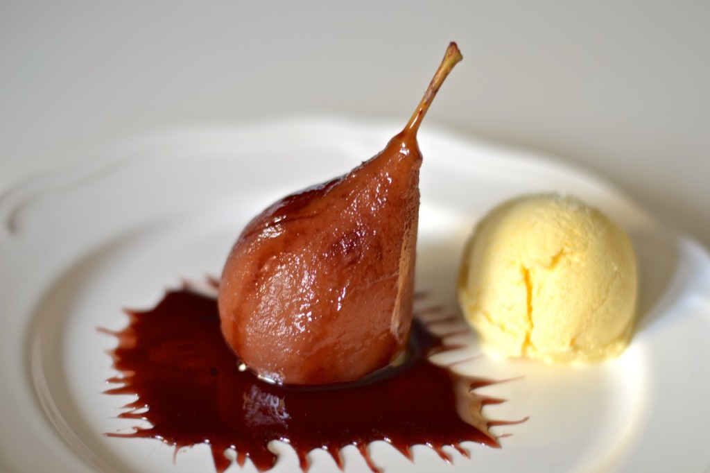 Peras al vino con helado
