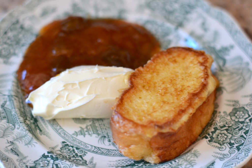 Pain perdu con compota de claudias