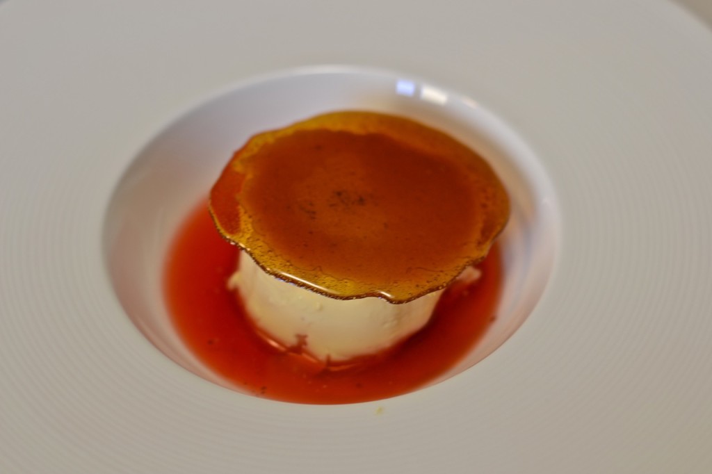 Crema catalana con jugo de fresas