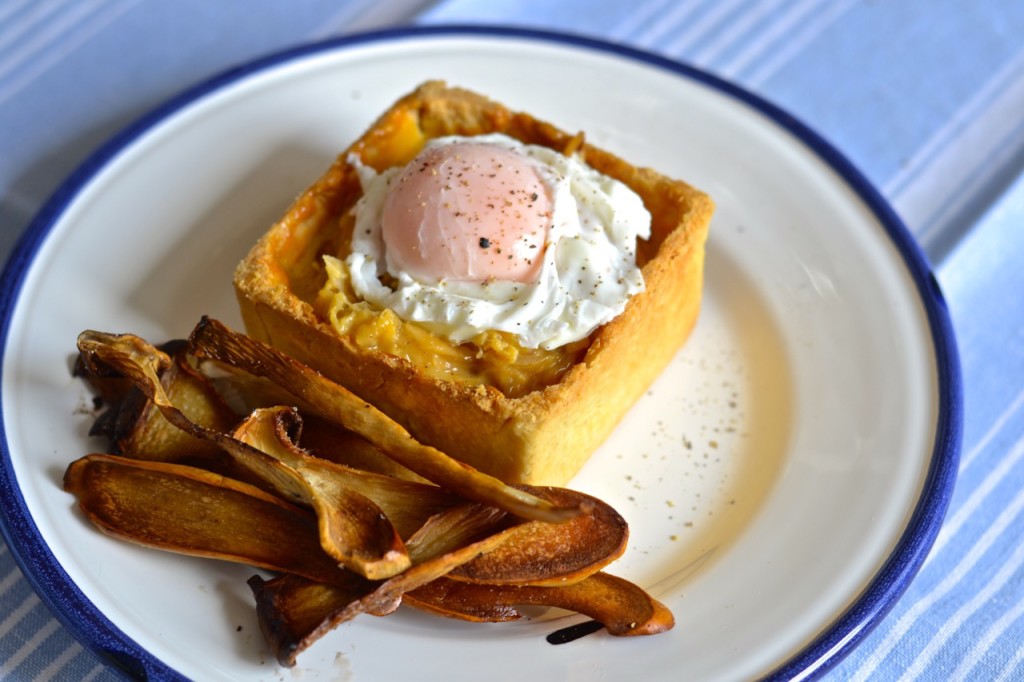 Tarteleta de crema de cebolla con huevo y boletus