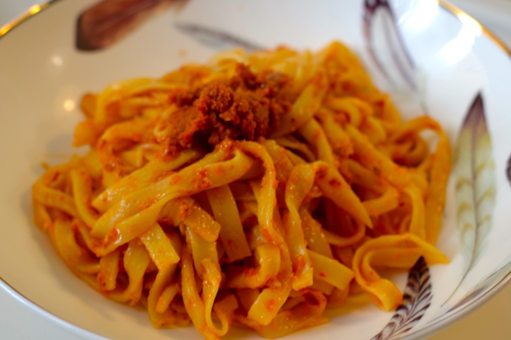 Fettuccine al pesto rojo