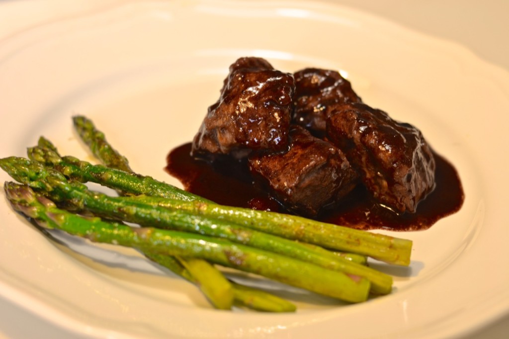 Paletilla de cordero con vino tinto