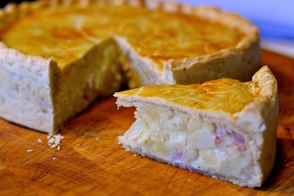 Pastel de patata, queso y cebolla