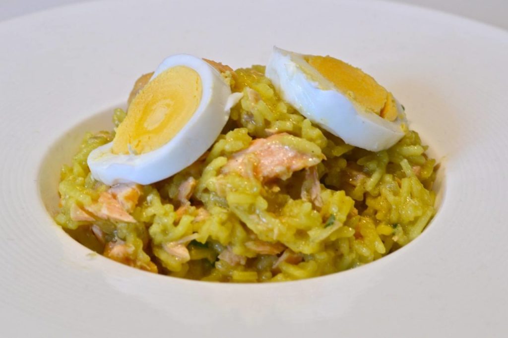 Arroz con salmón y curry