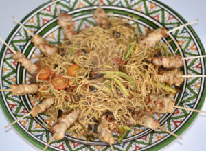Noodles con brochetas de pavo